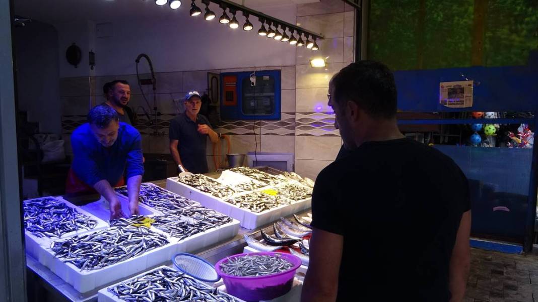 Tezgahların en ucuzu hamsi bile alev alev cep yakıyor! Bir günde yüzde 75 zamlandı, çarşıya giden vatandaş eli boş döndü 7